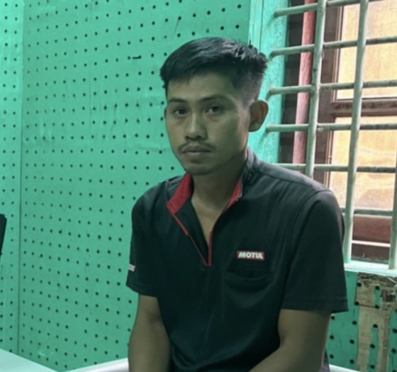 Trưởng trạm xăng dầu chiếm đoạt gần 1,3 tỷ đồng: Ngày 22/7, Công an huyện Hớn Quản (tỉnh Bình Phước) đã bắt tạm giam Phạm Ngọc Minh (35 tuổi, ngụ huyện Cư Jut, tỉnh Đắk Nông) để điều tra về tội “Lạm dụng tín nhiệm chiếm đoạt tài sản”.Theo điều tra, Minh được Công ty TNHH Dầu nhớt và hóa chất Khang Việt bổ nhiệm làm Trưởng trạm xăng dầu Minh Tâm (thuộc xã Minh Tâm, huyện Hớn Quản). Trong thời gian từ tháng 8/2020 đến tháng 12/2020, do cần tiền để tiêu xài nên lợi dụng chức vụ của mình, Minh đã dùng thủ đoạn thường xuyên báo cáo trễ việc thu hồi công nợ của khách hàng, kê khống khách hàng nợ tiền mua xăng dầu của công ty, không nộp tiền bán xăng dầu về Công ty Khang Việt để chiếm đoạt số tiền gần 1,3 tỷ đồng.