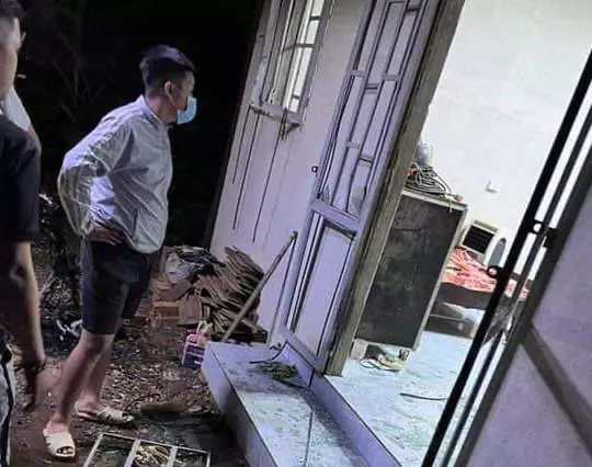 Dùng xà beng đánh chết hàng xóm rồi phóng hỏa đốt xe: Chiều 22/7, Cơ quan CSĐT Công an tỉnh Đồng Nai tạm giữ hình sự đối với Đinh Trung Hiếu (45 tuổi, ngụ huyện Trảng Bom, tỉnh Đồng Nai) để điều tra về hành vi giết người. Theo điều tra, Đinh Trung Hiếu và Hoàng Duy Tùng (39 tuổi) là hàng xóm với nhau. Trước đó, Hiếu nhờ anh Tùng ký nhận giáp ranh đất nhưng anh Tùng không đồng ý dẫn đến mâu thuẫn. Tối 21/7, sau khi nhậu, Hiếu cầm một cây xà beng bằng sắt qua nhà anh Tùng đập vào đầu ông Hoàng Duy Ân (45 tuổi, anh ruột của anh Tùng) khiến ông Ân tử vong. Sau đó, Hiếu tiếp tục đuổi đánh nhưng anh Tùng đã chạy thoát thân. Hiếu còn châm lửa đốt luôn chiếc xe ba gác của ông Ân rồi rời khỏi hiện trường.