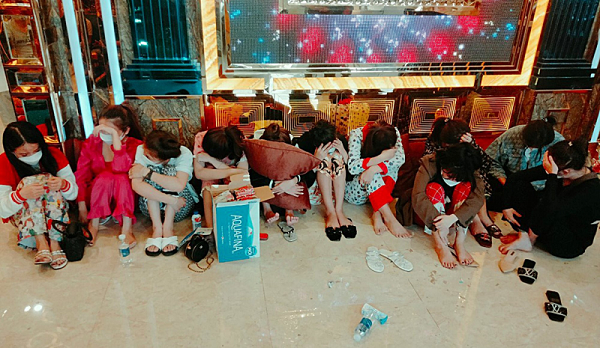 28 đối tượng dương tính với ma túy trong quán karaoke Mr. Rìn: 0h50 ngày 22/7, Phòng CSĐT tội phạm về ma túy Công an tỉnh Quảng Nam đã phối hợp với Công an thị xã Điện Bàn, Công an phường Điện Ngọc tiến hành kiểm tra hành chính, phát hiện 28/41 đối tượng dương tính với ma túy tại quán karaoke Mr. Rìn (khối phố Tứ Câu, phường Điện Ngọc). Hiện các đối tượng đã được đưa về Công an tỉnh Quảng Nam để tiếp tục điều tra làm rõ.