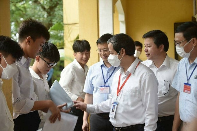Bộ trưởng GD-ĐT Nguyễn Kim Sơn đã đi kiểm tra phòng hội đồng thi, phòng y tế, khu vực để đồ của thí sinh và gặp gỡ, ân cần động viên các sĩ tử Trường THPT Đặng Huy Trứ (Thừa Thiên Huế) trước giờ thi môn Ngữ văn.