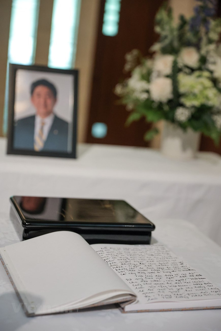 Là người bạn thân thiết, chia ngọt sẻ bùi với tinh thần "tình cảm, chân thành, tin cậy", hai đất nước Việt Nam và Nhật Bản chúng ta sẽ cùng nhau vượt qua nỗi đau thương, mất mát to lớn này, phát triển hơn nữa quan hệ hợp tác hữu nghị Việt Nam-Nhật Bản vì hòa bình, hợp tác, phát triển ở trong khu vực và trên thế giới, vì sự hùng cường, thịnh vượng của mỗi nước chúng ta!"