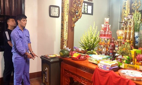 Cháu chở chú đi thực hiện 12 vụ trộm ở các đình, chùa: Ngày 29/7, Công an tỉnh Phú Thọ đã khởi tố, bắt tạm giam Trần Ánh Ngọc (35 tuổi, trú xã Kim Đức, TP Vệt Trì) và Trần Nhất Long (17 tuổi, ở khu 10, xã Kim Đức, TP Việt Trì) về tội trộm cắp tài sản. Cặp đôi chú cháu này gây ra hàng loạt vụ trộm cắp tiền, tài sản tại các nơi tâm linh. >>> Mời độc giả xem thêm video Chồng đánh vợ giữa phố trước mặt con nhỏ gây bức xúc:
