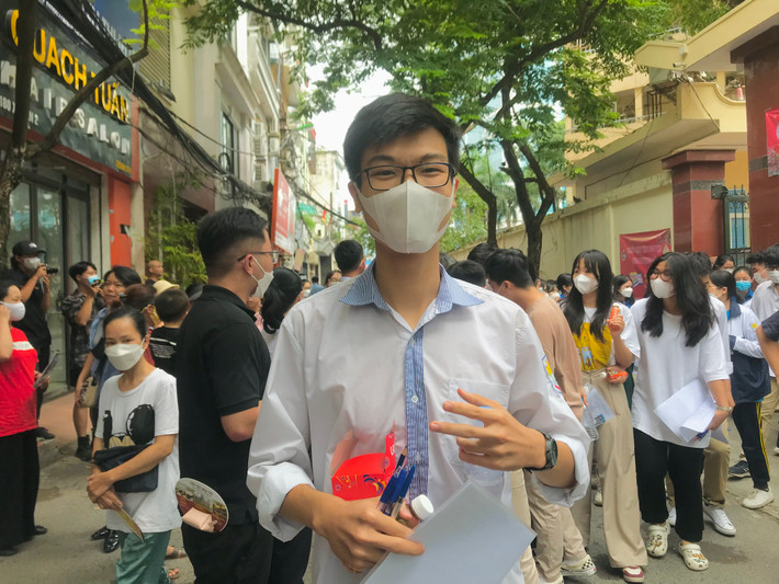 Chia sẻ với PV báo Tri thức & Cuộc sống, em Nhật Minh – học sinh lớp 12 trường THPT Kim Liên cho hay: "Em thấy đề cũng bình thường, sáng nay em có xem bài trước khi thi, học 1 bài vào luôn".