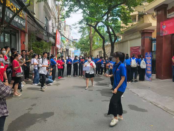Các thí sinh ra khỏi phòng thi một cách tự tin...