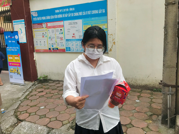 Em Nguyễn Hà Phương – học sinh lớp 12D2 trường THPT Lê Quý Đôn (Đống Đa, Hà Nội) chia sẻ: "Đề thi văn năm nay khá là vừa sức, em nghĩ mình được tầm 8,5 điểm. Phần nghị luận trách nhiệm của thế hệ trẻ nó hơi làm khó em một chút nhưng mà em nghĩ rằng cái này nó hợp với tình trạng dịch 3 năm nay của Việt Nam. Và đồng thời thì cái bài nghị luận văn học chiếc thuyền ngoài xa nó cũng là một cái hợp với thời điểm bây giờ".