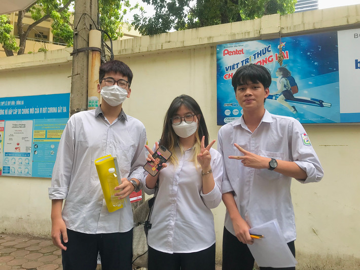 Bọn em thấy đề văn trong tầm tay, làm tạm tạm. Em thi A1, không xét điểm văn nên em nghĩ em được tầm 6 điểm.