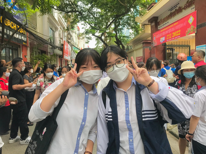 Hai em học sinh lớp 12 trường THPT Kim Liên cũng chia sẻ rằng trúng tủ, dự đoán là được trên 8 điểm thi.