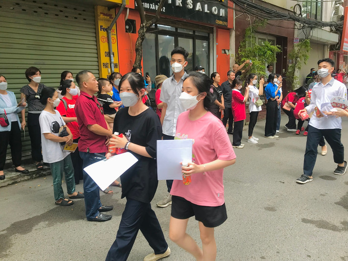 ... với nét mặt tươi vui, rạng ngời.
