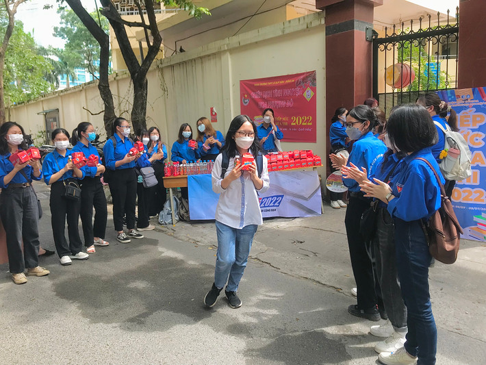 Những thí sinh đầu tiên bước ra khỏi phòng thi.