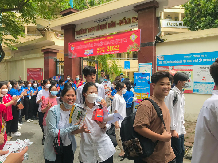 Phụ huynh vui mừng khi nghe tin con hoàn thành tốt bài thi môn đầu tiên.