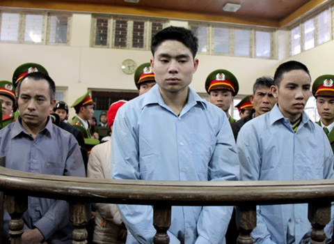 Giữ lại được mạng sống nhưng Luyện đã gián tiếp đưa bố và năm người thân khác vướng vào vòng lao lý vì liên quan đến việc che giấu cho mình. Một bản án, hai gia đình đều rơi vào cảnh âm dương cách trở, tan đàn xẻ nghé.