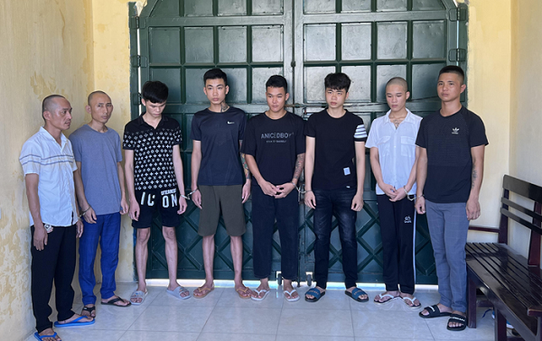 Bắt quả tang 15 đối tượng tổ chức sử dụng trái phép chất ma túy: Ngày 27/7, thông tin từ Công an tỉnh Thanh Hóa cho biết, Công an thị xã Nghi Sơn vừa bắt quả tang 15 đối tượng gồm 9 nam, 6 nữ đang tổ chức sử dụng trái phép chất ma túy tại quán karaoke Ngọc Sơn 2 ở phường Hải Thượng, thị xã Nghi Sơn. 14/15 đối tượng dương tính với các chất ma túy.