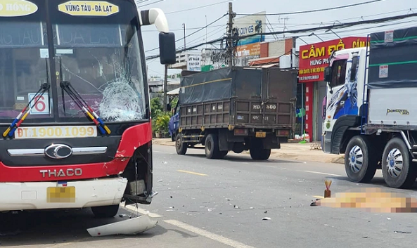 Nam thanh niên bị xe khách cán tử vong trên quốc lộ 20: Khoảng 11h45 ngày 27/7, xe khách 45 chỗ mang biển số tỉnh Bà Rịa - Vũng Tàu chạy trên quốc lộ 20, hướng Lâm Đồng về ngã tư Dầu Giây. Khi đến đoạn qua xã Phú Túc (huyện Định Quán), phương tiện này va chạm với xe máy mang biển kiểm soát 60H6-068.85 do nam thanh niên 32 tuổi cầm lái khiến nạn nhân tử vong tại chỗ.