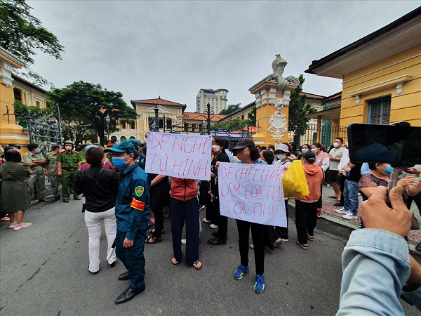 Từ sáng sớm, mẹ bé A. cùng người nhà và luật sư bảo vệ quyền lợi cho bé A. đã có mặt tại trụ sở tòa án. Rất đông người dân cũng có mặt để theo dõi phiên xét xử. (Ảnh: Lao động)