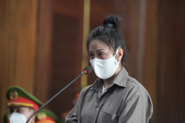 Bị cáo Nguyễn Võ Quỳnh Trang vừa khai vừa khóc. (Ảnh: Lao động)