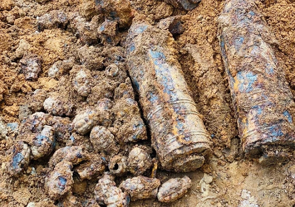 Phát hiện hơn một tấn đạn pháo khi đào móng nhà: Sáng 26/7, Công an huyện Việt Yên, tỉnh Bắc Giang, nhận tin báo từ người dân ở thôn Kim Sơn, xã Tiên Sơn, huyện Việt Yên về việc phát hiện 30 đầu đạn pháo 155 ly (mỗi đầu đạn nặng 35kg) bị han gỉ và khoảng 400 kg vỏ quả lựu đạn đã tháo ngòi, hết thuốc nổ trong lúc đào móng nhà. Số đầu đạn và vỏ lựu đạn đã được Ban Chỉ huy quân sự huyện Việt Yên thu giữ để xử lý theo quy định.