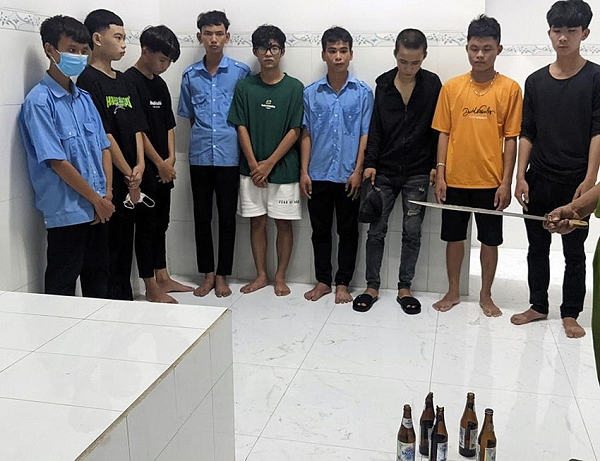 Tạm giữ nhóm thanh niên mang bom xăng đi hỗn chiến ở Bình Thuận: Ngày 26/7, Cơ quan Cảnh sát điều tra Công an huyện Hàm Thuận Nam tỉnh Bình Thuận, cho biết đang triệu tập những người có liên quan trong vụ hẹn nhau hỗn chiến để xử lý. Trước đó vào ngày 25/7, Công an xã Hàm Kiệm và Công an huyện Hàm Thuận Nam truy đuổi, bắt được 16 thanh niên, thu giữ cả “kho” hung khí, bom xăng được chế tạo trong những chai thủy tinh. Nhóm thanh niên này khai nhận do mâu thuẫn với một nhóm khác nên tập hợp lại, chuẩn bị hung khí cho cuộc hỗn chiến nhưng đã bị cảnh sát phát hiện.