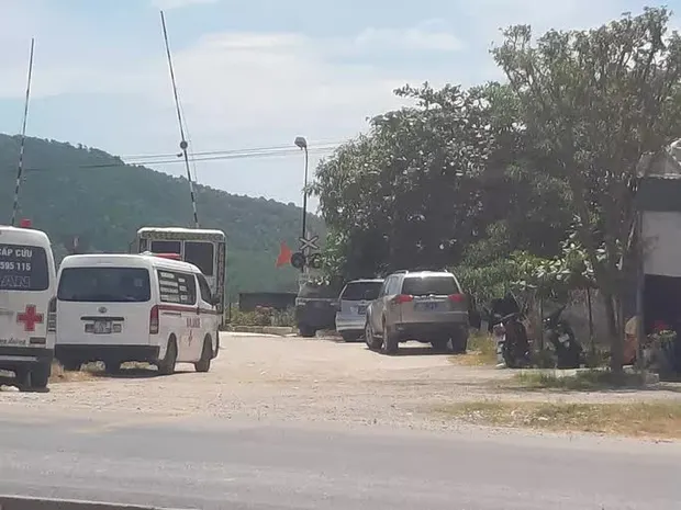 Phát hiện người đàn ông chết trong tư thế treo cổ trên cây tràm bên quốc lộ: Vào khoảng 5 giờ sáng ngày 7/7, một số người dân bàng hoàng phát hiện một người đàn ông khoảng 30-35 tuổi, chưa rõ danh tính chết trong tư thế treo cổ trên một cây lớn bên quốc lộ 1A, đoạn qua xóm Bắc Sơn 1, xã Nghi Quang. Hiện vụ việc đang được cơ quan chức năng điều tra làm rõ.