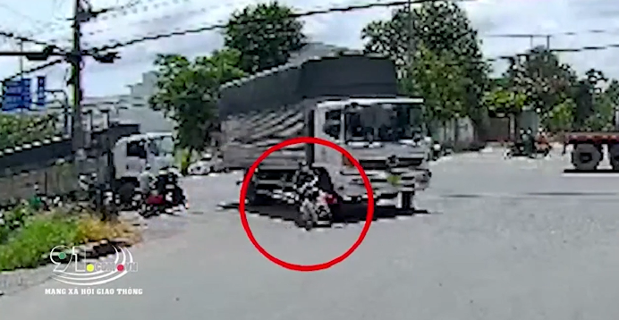 Đi vào điểm mù của xe tải, người phụ nữ bị cuốn vào gầm: Vào khoảng 11h22 ngày 7/7, khi xe tải lưu thông trên đường Nguyễn Thị Định hướng Hầm Chui Mỹ Thủy đi Bến Phà Cát Lái, tài xế lái xe rẽ phải vào KCN Cát Lái 2 thì va chạm với 1 xe máy do người phụ nữ điều khiển đi cùng chiều đang vượt lên khiến cả người và xe máy bị cuốn vào gầm xe tải, kéo lê trên đường một đoạn. Nạn nhân bị thương nặng được người dân đưa đi cấp cứu.
