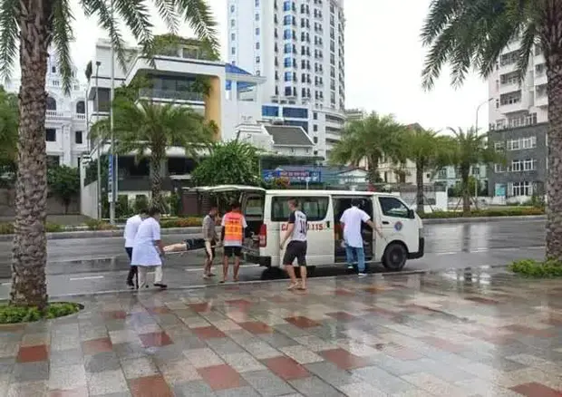 Đi tắm biển ở Hạ Long, nữ du khách đuối nước tử vong: Vào khoảng 6h sáng ngày 7/7, khi đang cùng gia đình đi tắm tại bãi tắm Hòn Gai (TP Hạ Long) thì chị P.T.V.H. (SN 1974, trú tại TP Hà Nội) bị đuối nước dẫn đến tử vong.