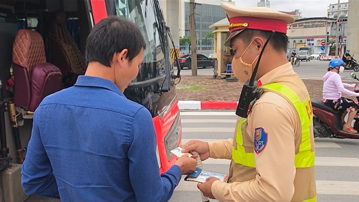 Tài xế xuống xe, xuất trình giấy tờ, chấp hành sự kiểm tra của CSGT.