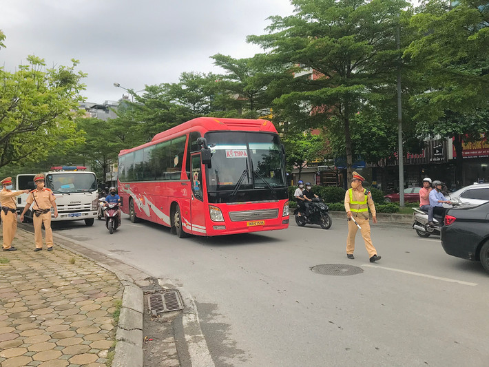 Khi phát hiện một số phương tiện vi phạm ATGT, tổ công tác đã tiến hành ra hiệu lệnh dừng xe kiểm tra.