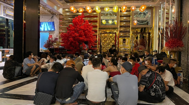 Phát hiện 132 đối tượng dương tính với ma túy trong quán karaoke: Vào 2h ngày 4/7, Phòng Cảnh sát Quản lý hành chính về TTXH, Công an tỉnh Kiên Giang tiến hành kiểm tra quán Karaoke MTV LUXURY (địa chỉ tại số 9, đường Tôn Đức Thắng, Vĩnh Lạc, TP Rạch Giá) phát hiện 138 đối tượng thuê phòng có dấu hiệu sử dụng trái phép chất ma túy, thu giữ 6 bịch ma túy tổng hợp và 1,5 viên nén. Kết quả xét nghiệm ma túy qua nước tiểu cho thấy 132 đối tượng dương tính.