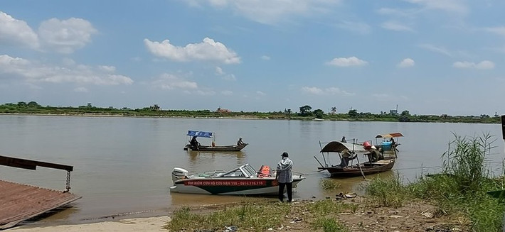 Bé trai trượt chân đuối nước khi cùng bà đi bắt cáy: Sáng 3/7, cháu Phạm Ngọc H. (SN 2009, học sinh trường THCS Bách Thuận, xã Bách Thuận) đi theo ông P.V.K. (65 tuổi) và bà P.T.L. (56 tuổi) là ông bà nội của cháu ra khu vực vườn nằm ven bờ sông Hồng. Tại đây, ông K. chặt chuối, cháu H. cùng bà nội bắt cáy ven sông. Khoảng 9h sáng cùng ngày, cháu H. bất ngờ bị trượt chân ngã xuống sông. Dù đã cố hết sức nhưng ông K.và bà L. vẫn không cứu được cháu nội.