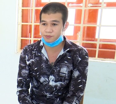 Lên cơn ngáo đá, thanh niên chém anh rể trọng thương: Thủ phạm của vụ án là Lê Văn Tuấn (SN 1999, An Giang). Trước đó, khoảng 13h30 ngày 20/4/2021, ông Huỳnh Ngọc Kiếm (là anh rể của Tuấn), sinh năm 1979, cư trú TP HCM đang ngồi nhậu với người thân tại nhà, thuộc khu vực ấp Vĩnh Thạnh B, xã Vĩnh Hòa, thị xã Tân Châu, tỉnh An Giang. Lúc này, Lê Văn Tuấn cũng vừa về nhà sau khi sử dụng ma túy đá.