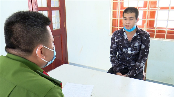 Bước vào nhà, Tuấn lại vòi nước ở gần chỗ ông Kiếm nhậu để rửa tay. Ông Kiếm nhìn thấy Tuấn nên hỏi thăm, nhưng Tuấn do ảo tưởng và có biểu hiện ngáo đá nên cho rằng ông Kiếm thách thức, nên lấy dao chém nhiều nhát vào người ông Kiếm gây thương tích nặng.