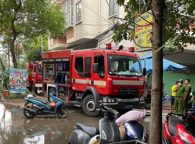 Nhà trong hẻm sâu ở TP HCM bất ngờ bốc cháy, 4 người may mắn thoát chết: Khoảng 9h30 ngày 28/7, tầng hai của căn nhà 3 tầng nằm sâu trong hẻm 76 đường Phan Tây Hồ, phường 7, quận Phú Nhuận, TP HCM bất ngờ bốc cháy. Ít phút sau, đám cháy đã được lực lượng chức năng dập tắt, nhiều tài sản bị hư hỏng, 4 người ở trong nhà may mắn chạy thoát.