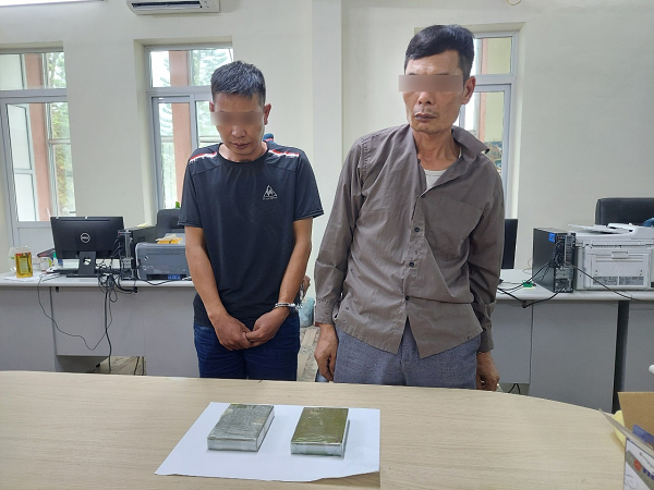 Ôm 2 bánh heroin bỏ chạy khi thấy công an nhưng không thoát: Mới đây, tổ công tác của phòng Cảnh sát Điều tra tội phạm về Ma túy, Công an tỉnh Cao Bằng phối hợp Công an phường Ngọc Xuân thực hiện nhiệm vụ tại tổ 4 thuộc phường Ngọc Xuân, thành phố Cao Bằng đã phát hiện 2 đối tượng là Nguyễn Đức Nhớ (sinh năm 1987), trú tại tổ 3, phường Sông Hiến, thành phố Cao Bằng và Lương Trung Thành (sinh năm 1970), trú tại tổ 7, phường Sông Bằng, thành phố Cao Bằng có biểu hiện nghi vấn nên đã tiến hành kiểm tra. Khi thấy lực lượng chức năng, hai người này đã bỏ chạy, tuy nhiên đã bị khống chế ngay sau đó, thu giữ 2 bánh heroin có trọng lượng gần 700g.
