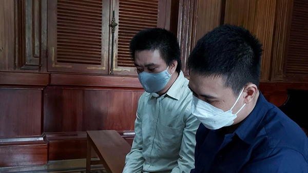 Chầu nhậu của 2 công nhân và cái kết quá buồn: Ngày 28/7, TAND TP HCM xử sơ thẩm đã tuyên phạt tù chung thân hai bị cáo Trần Anh (SN 1994 tại Tây Ninh) và Nguyễn Phước Thành Duy (SN 1995 tại TP HCM) về tội giết người mang tính côn đồ. Trước đó, vào ngày 16/5/2021, anh Lê Nghiệp nhậu với bạn tại quán cà phê ở xã Xuân Thới Thượng, huyện Hóc Môn. Cùng lúc, nhóm của Trần Anh, Duy ngồi nhậu gần đó. Trong lúc nhậu, hai bên xảy ra mâu thuẫn, Trần Anh và Duy dùng tuýp sắt tấn công vào đầu khiến anh Nghiệp tử vong. Ba ngày sau, Trần Anh đến công an ở huyện Châu Thành, tỉnh Tây Ninh đầu thú. Qua test ma túy, Trần Anh dương tính với ma túy đá. Còn Duy ra đầu thú ngày 12/11/2021.