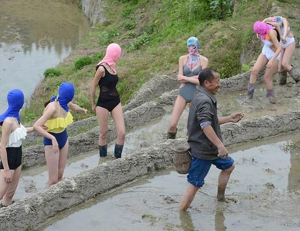 Mới đây, hình ảnh nhóm mẫu nữ mặc bikini lội ruộng bậc thang tại tỉnh Hồ Nam (Trung Quốc) lan truyền trên mạng khiến mọi người xôn xao.