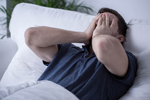 Nam giới nên quan tâm đến sức khỏe bản thân khi thường xuyên có cảm giác buồn tiểu khi nằm xuống. Tình trạng này kéo dài có thể dẫn đến tăng sản tuyến tiền liệt và các vấn đề khác.