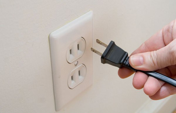 Bước 1, ngắt điện tủ lạnh rồi lần lượt bỏ các thực phẩm trữ đông ra ngoài. Để thực phẩm khỏi bị rã đông, bạn hãy bọc trong khăn và bỏ vào túi giữ lạnh hoặc thùng cách nhiệt.