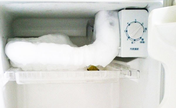 Tình trạng tủ lạnh đóng tuyết bắt nguồn từ nguyên nhân do không khí trong tủ lạnh có độ ẩm cao, khi gặp hơi lạnh sẽ bị đọng lại và gây đóng tuyết trên bề mặt.