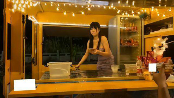 Mới đây, mạng xã hội Trung Quốc được dịp xôn xao bởi hình ảnh nữ chủ quán xinh đẹp, chuộng phong cách mặc hở bán hàng.