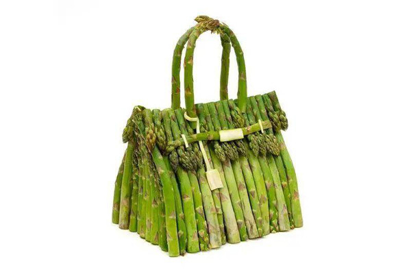 Một mẫu túi Birkin bằng măng tây. Được biết, nó được nhà thiết kế người Mỹ Ben Denzer sáng tạo ra.
