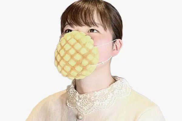 Dịch bệnh bùng phát, các mẫu khẩu trang thời trang liên tục được ra mắt. Mới đây, chuỗi cửa hàng bánh Nhật cũng cho chào hàng mẫu khẩu trang bánh dứa vô cùng chân thật.