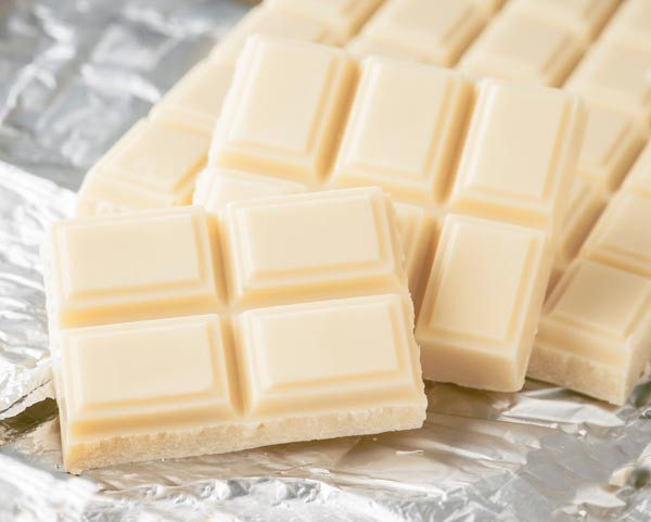 Socola sữa. Socola đen rất tốt cho sức khỏe song socola sữa lại có thể tạo ra sự mất cân bằng lượng đường trong máu của bạn. Điều này lý giải vì sao bạn cảm thấy đói dù vừa mới ăn không lâu.