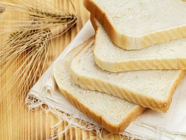 Bánh mì trắng. Bột mì trắng sử dụng để nướng bánh mỳ được xử lý hết vỏ cám bên ngoài, khiến lớp tinh bột không được giữ lại. Ăn loại thực phẩm này thúc đẩy quá trình sản xuất insulin làm cho bạn chóng đói.