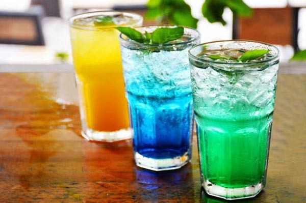 Soda. Khi uống soda, khí cabornic sẽ được giải phóng trong dạ dày. Tại đây, các thụ thể hóa học phát hiện cacbonic sẽ kích thích dạ dày tiết ra ghrelin dẫn đến cảm giác đói. Mặt khác, soda thường được bổ sung lượng lớn đường nên càng tạo ra cơ chế kích thích cơn đói trong bạn.