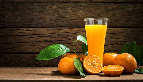 Cam. Cam ít đường, giàu vitamin C, axit xitric, pectin, rutin và một số chất có tác dụng phòng ngừa bệnh võng mạc do đái tháo đường. Bên cạnh đó, các chất trong cam cũng dễ dàng phát huy tác dụng ngăn ngừa các bệnh mỡ máu, tăng huyết áp, bệnh tim,…