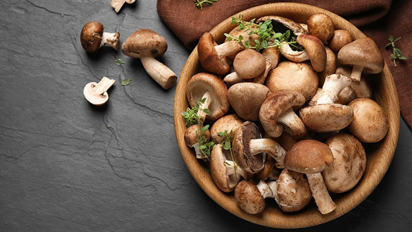Nấm đông cô. Nấm đông cô được đánh giá rất cao về mặt dinh dưỡng nhờ lượng protein cao, ít chất béo, polysaccharid, nhiều axit amin và nhiều loại vitamin có lợi.