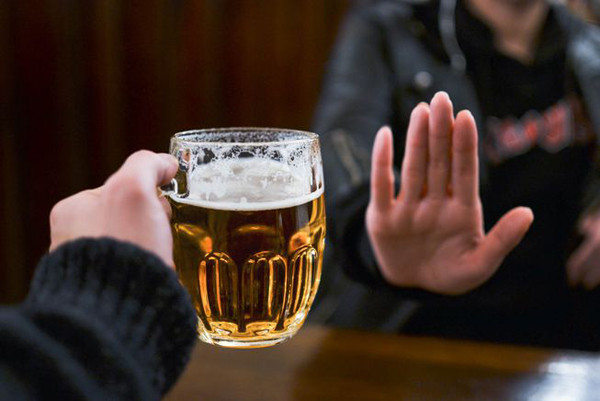 Tránh bia rượu. Uống bia rượu cũng được xem là một trong những nguyên nhân làm tăng nguy cơ gan nhiễm mỡ. Để tốt cho sức khỏe, bạn nên từ bỏ thói quen uống bia rượu. Cung cấp đủ nước để cơ thể giải độc, cải thiện trao đổi chất, cải thiện tình trạng gan nhiễm mỡ.