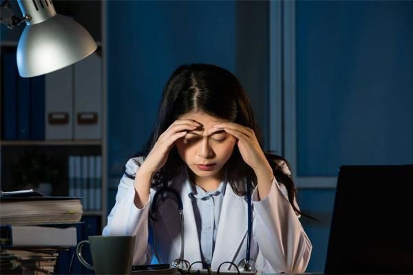 Không thức khuya. Thức khuya khiến chức năng chuyển hóa và giải độc của gan bị suy giảm. Từ đó, ảnh hưởng đến chức năng gan, dẫn đến các triệu chứng gan nhiễm mỡ ngày càng trầm trọng hơn. Ảnh: Internet.