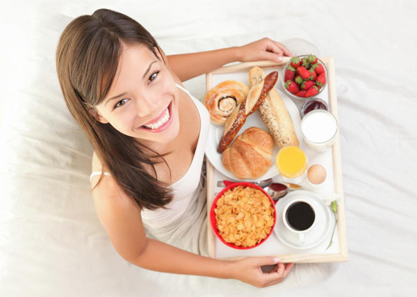 Tránh ăn uống thất thường. Ăn uống ảnh hưởng rất lớn đến gan nhiễm mỡ. Vậy nhưng nhiều người lại nhầm tưởng là mắc bệnh thì nên ăn ít, tự ý bỏ bữa sáng và bữa tối. Thực tế, chế độ ăn uống không đều đặn không những không giúp ích mà còn dẫn tới rối loạn quá trình trao đổi chất.