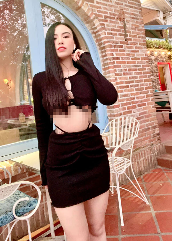 Thực tế, đây không phải lần đầu tiên Linh Miu khiến người quan tâm chú ý về trang phục sexy của mình. Trên trang cá nhân, hầu hết các bộ đồ của cô đều tập trung nhấn nhá khoe vòng 1 đồ sộ.