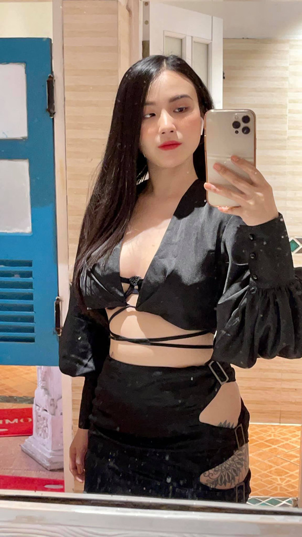 Ngoài phô diễn ngực sexy, Linh Miu còn rất thích diện đồ để khoe khéo những hình xăm đặc biệt ở vùng nhạy cảm. Ảnh: FBNV